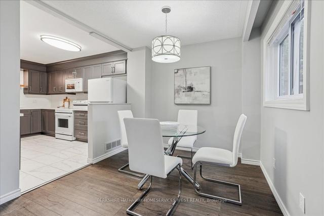 544 Forestwood Cres, Townhouse with 3 bedrooms, 2 bathrooms and 2 parking in Burlington ON | Image 3