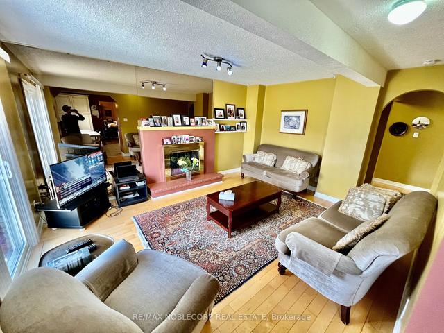 3304 Brandon Gate Dr, House detached with 4 bedrooms, 2 bathrooms and 4 parking in Mississauga ON | Image 7