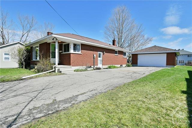 70 Charles Street, House detached with 3 bedrooms, 2 bathrooms and 5 parking in Arnprior ON | Image 2