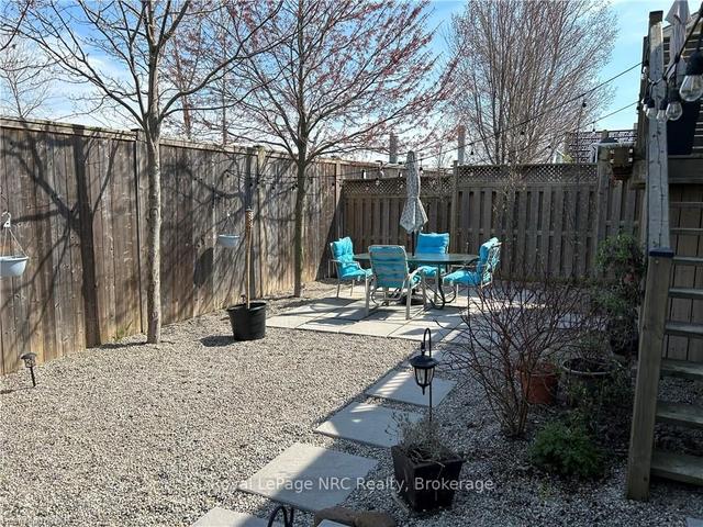 82 Parkside Dr, House detached with 2 bedrooms, 2 bathrooms and 3 parking in St. Catharines ON | Image 11