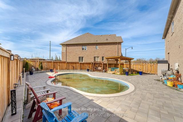 12 Love Crt, House detached with 4 bedrooms, 4 bathrooms and 6 parking in Brampton ON | Image 24