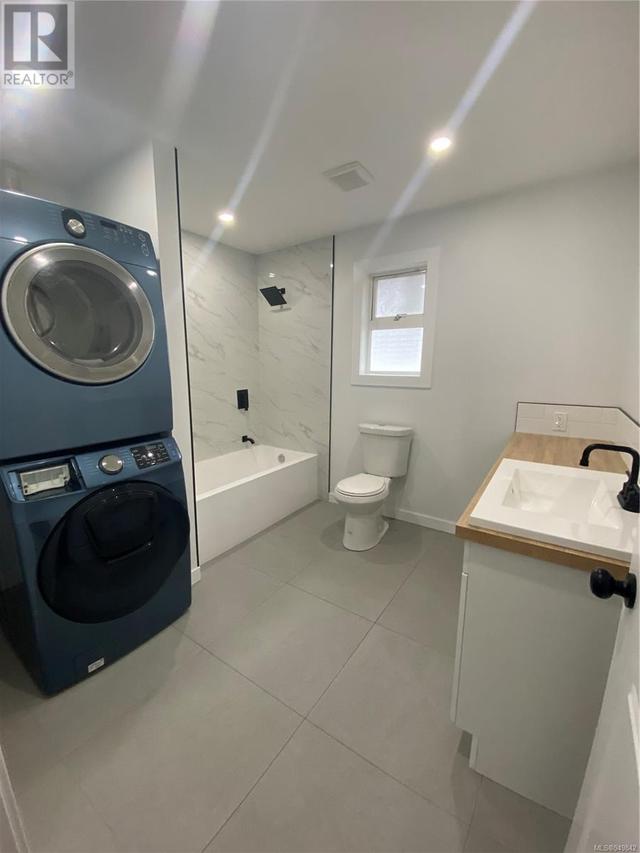 Upper level bathroom and laundry | Image 20