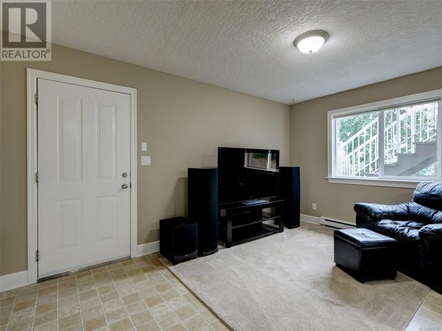 723 Lavender Ave, House detached with 6 bedrooms, 3 bathrooms and 8 parking in Saanich BC | Image 16