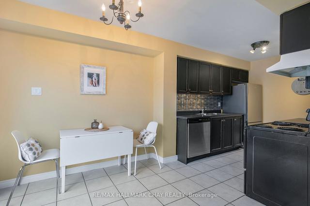47 Michael Cres, House attached with 3 bedrooms, 3 bathrooms and 3 parking in Barrie ON | Image 4