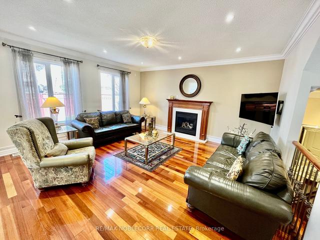 2139 Helmsley Ave, House detached with 4 bedrooms, 4 bathrooms and 4 parking in Oakville ON | Image 4