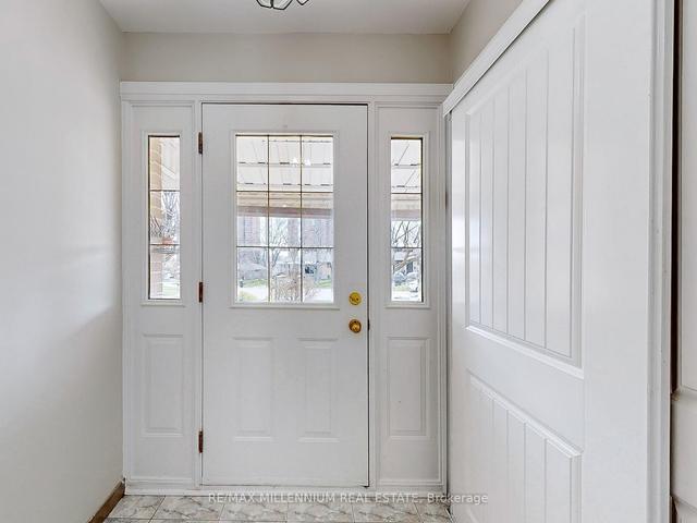 25 Rabton Crt, House semidetached with 3 bedrooms, 2 bathrooms and 7 parking in Toronto ON | Image 11