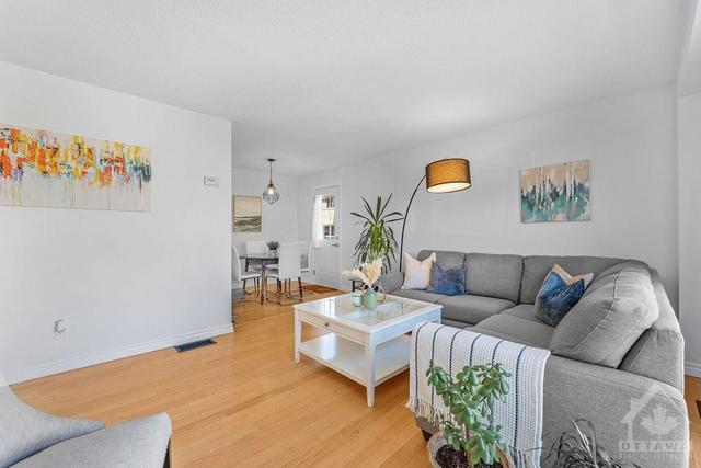 d - 25 Forester Crescent, Townhouse with 3 bedrooms, 2 bathrooms and 1 parking in Ottawa ON | Image 9