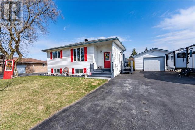 82 St. Jacques Street, House detached with 6 bedrooms, 2 bathrooms and null parking in Greater Sudbury ON | Image 1