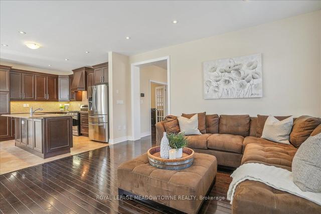 391 Wettlaufer Terr, House detached with 4 bedrooms, 3 bathrooms and 3 parking in Milton ON | Image 3