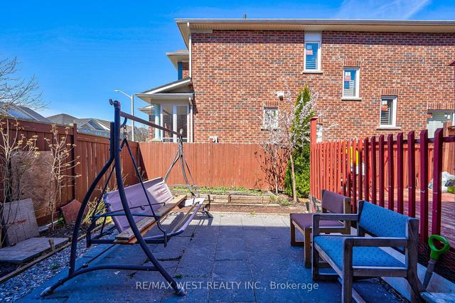 28 Pompano Pl, House attached with 3 bedrooms, 3 bathrooms and 3 parking in Brampton ON | Image 16