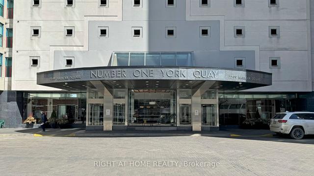 2205 - 99 Harbour Sq, Condo with 0 bedrooms, 1 bathrooms and 1 parking in Toronto ON | Image 8
