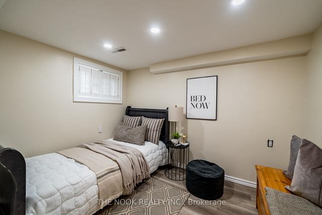 213 Broadway Ave, House detached with 2 bedrooms, 2 bathrooms and 1 parking in Toronto ON | Image 16