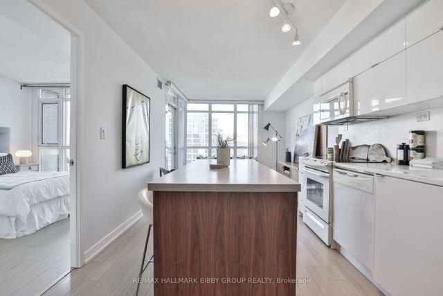 2015 - 21 Iceboat Terr, Condo with 1 bedrooms, 1 bathrooms and 1 parking in Toronto ON | Image 32
