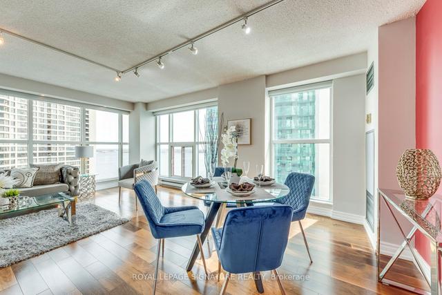 2207 - 77 Harbour Sq, Condo with 2 bedrooms, 2 bathrooms and 1 parking in Toronto ON | Image 2
