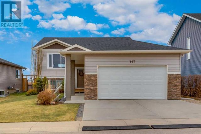 667 West Highland Crescent, House detached with 4 bedrooms, 3 bathrooms and 4 parking in Carstairs AB | Image 1