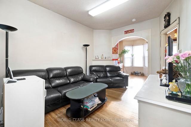 623 Ossington Ave, House detached with 4 bedrooms, 2 bathrooms and 2 parking in Toronto ON | Image 14