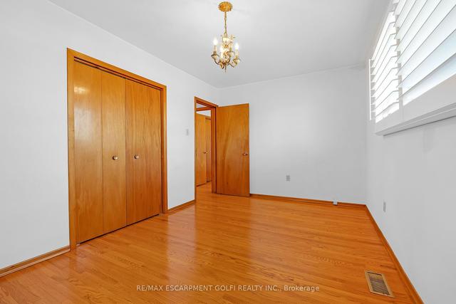 546 West 5th St, House detached with 3 bedrooms, 2 bathrooms and 5 parking in Hamilton ON | Image 9