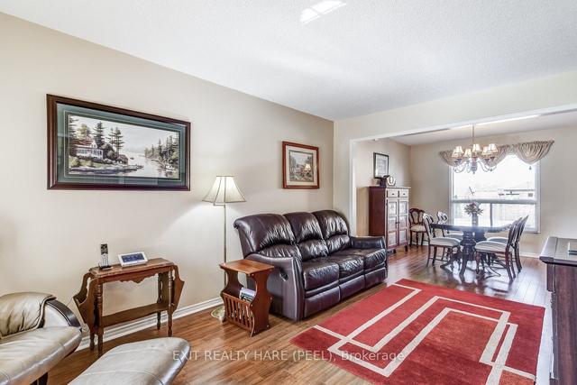 119 Major Wm. Sharpe Dr, House detached with 3 bedrooms, 2 bathrooms and 5 parking in Brampton ON | Image 2