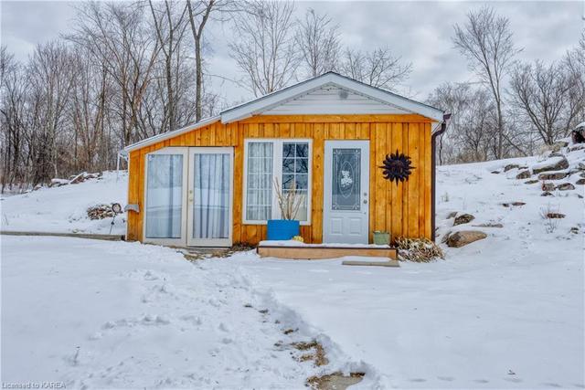 5121 Wilmer Road, House detached with 2 bedrooms, 1 bathrooms and 6 parking in South Frontenac ON | Image 2