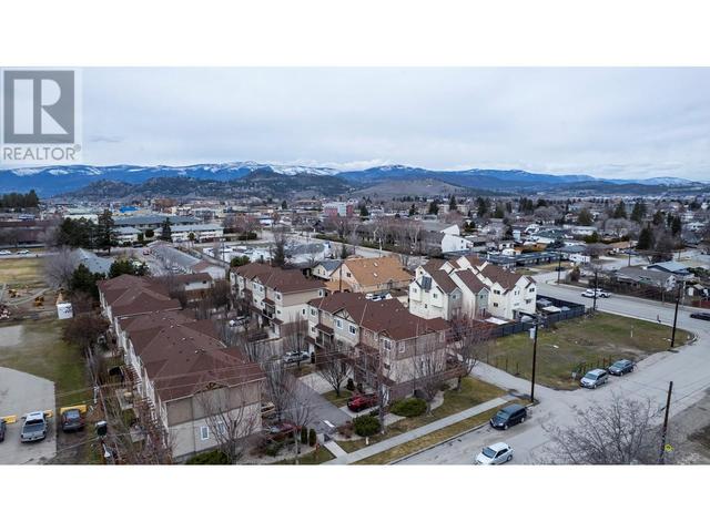 201 - 150 Mallach Road, House attached with 3 bedrooms, 2 bathrooms and 2 parking in Kelowna BC | Image 3