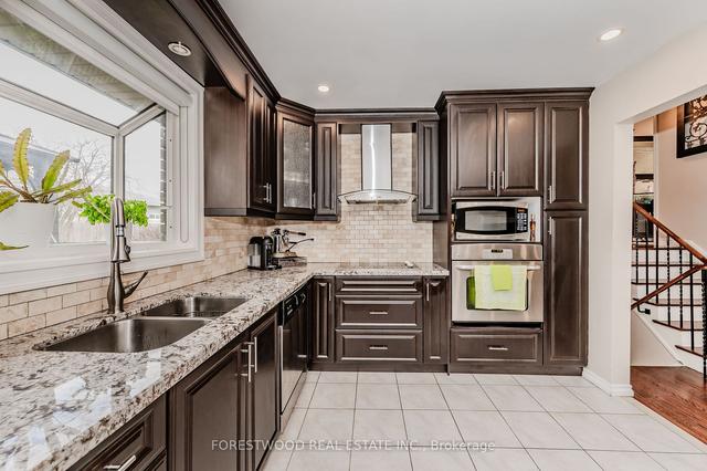 719 Breckenridge Rd, House detached with 3 bedrooms, 2 bathrooms and 5 parking in Mississauga ON | Image 2