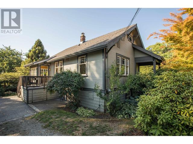 746 Alderson Avenue, House detached with 4 bedrooms, 2 bathrooms and 3 parking in Coquitlam BC | Image 9