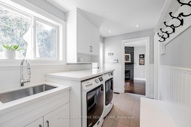 230 Weybourne Rd, House detached with 4 bedrooms, 3 bathrooms and 6 parking in Oakville ON | Image 2