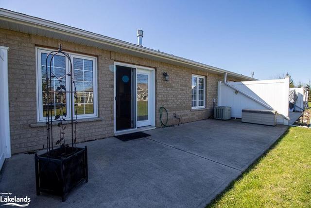 111 Meadow Lane, House attached with 2 bedrooms, 1 bathrooms and 3 parking in Wasaga Beach ON | Image 7