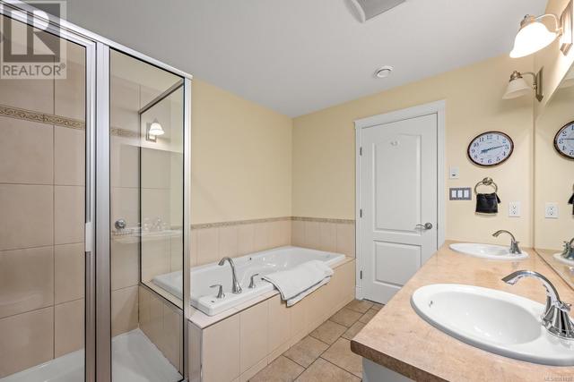 SOAKER TUB & DOUBLE SINKS IN ENSUITE | Image 23