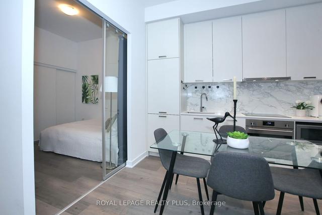 203 - 10 Honeycrisp Cres, Condo with 2 bedrooms, 2 bathrooms and 1 parking in Vaughan ON | Image 7