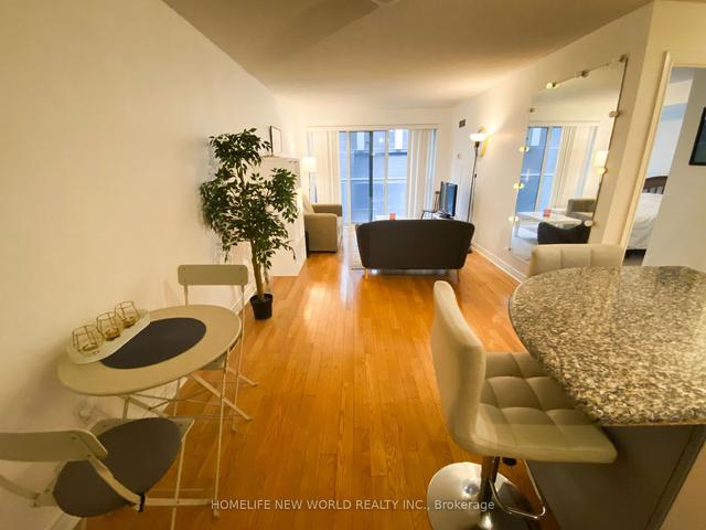 725 - 270 Wellington St W, Condo with 1 bedrooms, 1 bathrooms and 0 parking in Toronto ON | Image 12