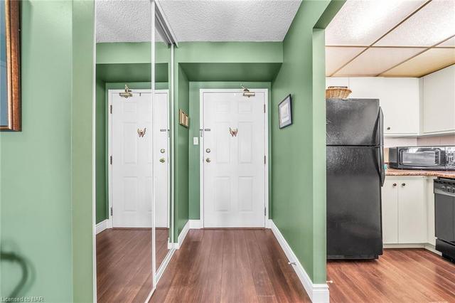 Front Entryway with Mirrored Double Coat Closet | Image 3