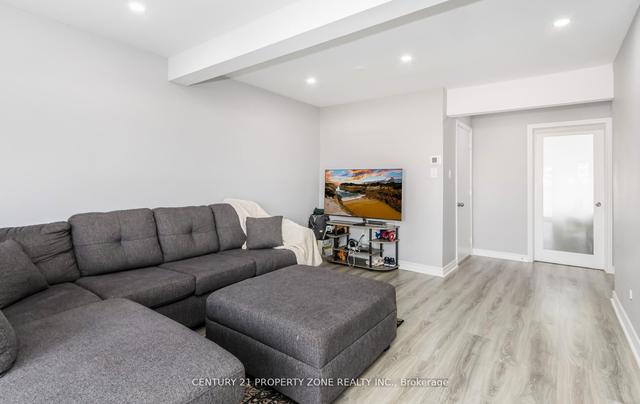47 Woolenscote Circ, House attached with 3 bedrooms, 4 bathrooms and 5 parking in Toronto ON | Image 7