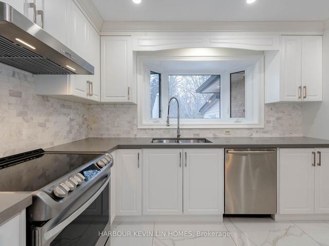 325 Richmond St, House detached with 3 bedrooms, 3 bathrooms and 8 parking in Richmond Hill ON | Image 2