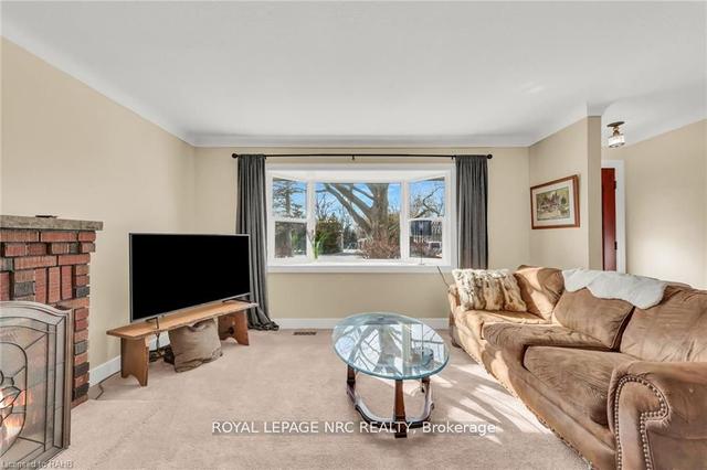 2354 Seventh Street Louth, House detached with 3 bedrooms, 2 bathrooms and 11 parking in St. Catharines ON | Image 2