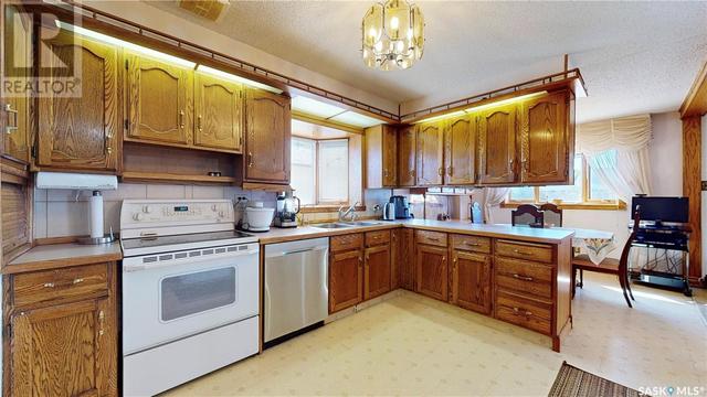 6304 8th Avenue, House detached with 4 bedrooms, 3 bathrooms and null parking in Regina SK | Image 16
