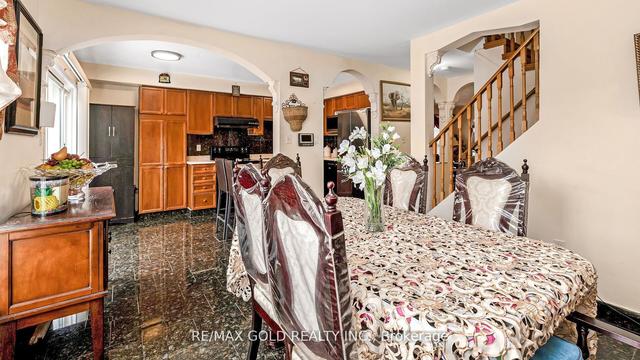 19 Ridgefield Crt, House detached with 4 bedrooms, 4 bathrooms and 5 parking in Brampton ON | Image 3