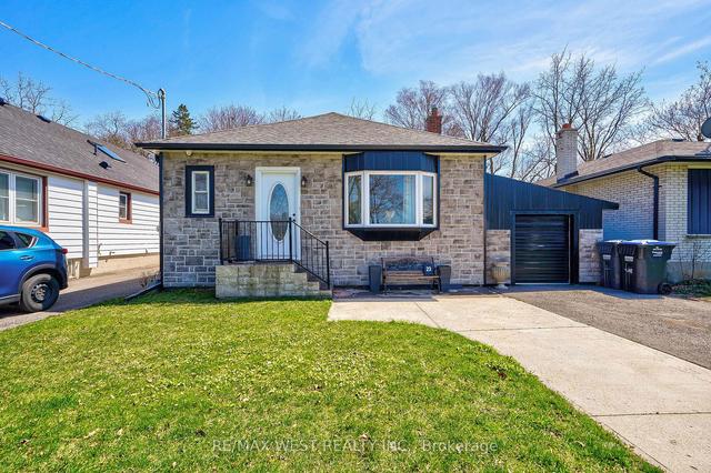 23 Fraser Ave, House detached with 2 bedrooms, 2 bathrooms and 2 parking in Brampton ON | Image 1