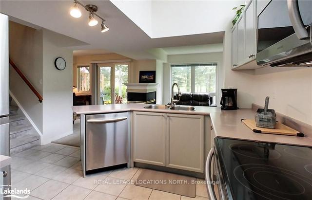 28 Barker Blvd, Condo with 3 bedrooms, 3 bathrooms and 2 parking in Collingwood ON | Image 2