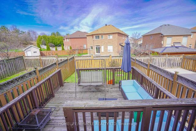 18 Martree Cres, House semidetached with 3 bedrooms, 3 bathrooms and 3 parking in Brampton ON | Image 6