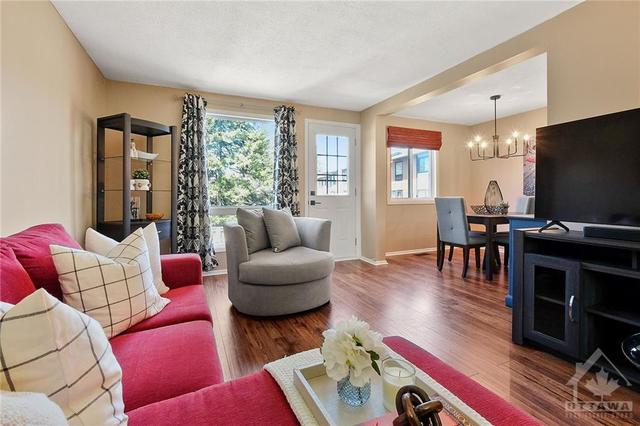 6959 Bilberry Drive, Townhouse with 3 bedrooms, 3 bathrooms and 1 parking in Ottawa ON | Image 6