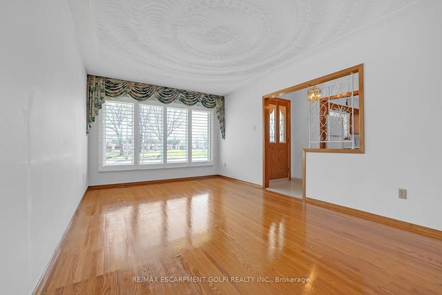 546 West 5th St, House detached with 3 bedrooms, 2 bathrooms and 5 parking in Hamilton ON | Image 2