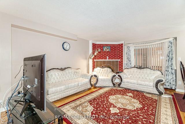 17 Slater Circ, House detached with 4 bedrooms, 3 bathrooms and 4 parking in Brampton ON | Image 2