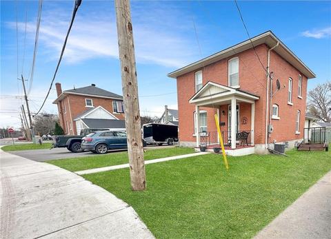 141 Hincks Avenue W, House detached with 4 bedrooms, 2 bathrooms and 4 parking in Renfrew ON | Card Image