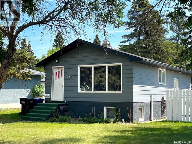 454 Montreal Avenue S, House detached with 3 bedrooms, 2 bathrooms and null parking in Saskatoon SK | Image 1
