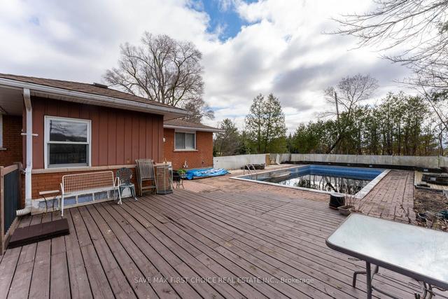 7086 Tremaine Rd, House detached with 3 bedrooms, 3 bathrooms and 6 parking in Milton ON | Image 3