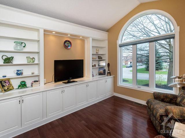 60 Rosenfeld Crescent, House detached with 4 bedrooms, 4 bathrooms and 6 parking in Ottawa ON | Image 3