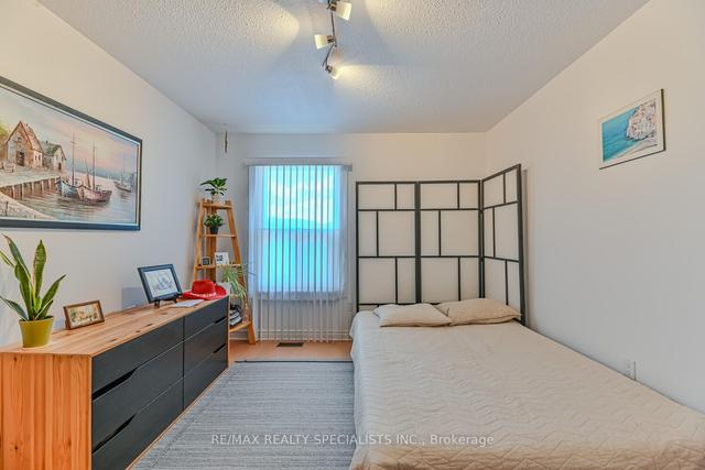 100 Ellis Dr, Townhouse with 3 bedrooms, 2 bathrooms and 2 parking in Brampton ON | Image 20