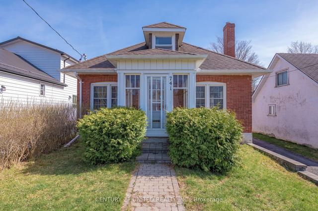 741 Third Ave, House detached with 4 bedrooms, 1 bathrooms and 3 parking in Peterborough ON | Image 1