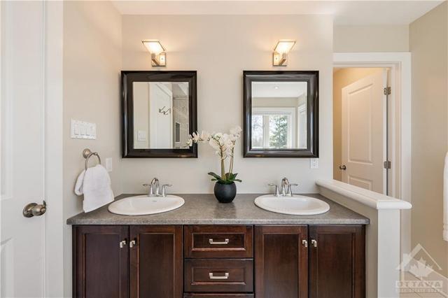 Primary ensuite with double sinks | Image 15